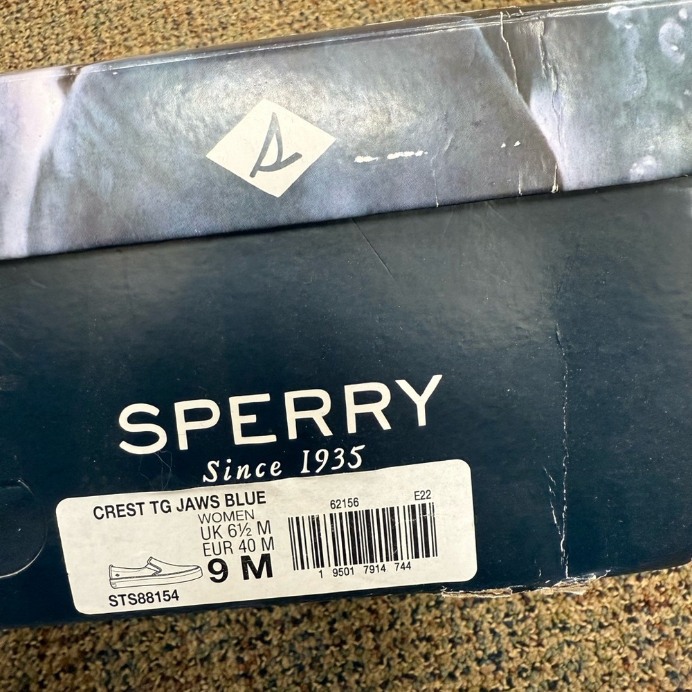 Women’s size 9 limited edition Jaws Sperry slide on. Never been worn.